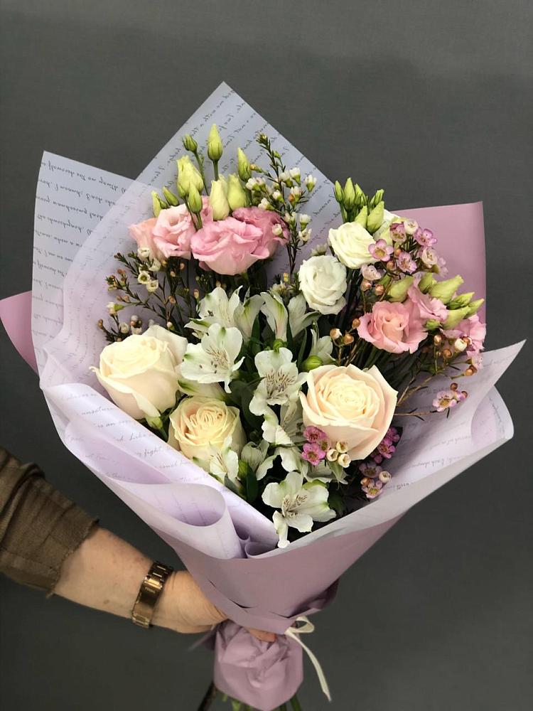 Букет цветов из: Альстромерии, Розы и Лизиантусы в Нижнедевицке