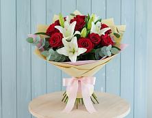 Букет цветов из:  Лилии и Розы в Нижнедевицке