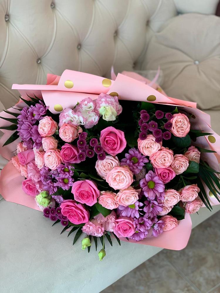 Букет цветов из: Хризантемы, Розы и Лизиантусы в Нижнедевицке