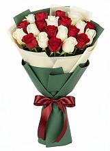 Букет Микс из красных и белых роз в Нижнедевицке