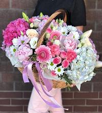 Композиция солнечный день в Нижнедевицке Цветочная композиция из Розы, Хризантемы, Пионы и Лизиантусы в корзине в Нижнедевицке