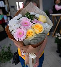 Букет цветов из:  Герберы, Розы и Хризантемы в Нижнедевицке