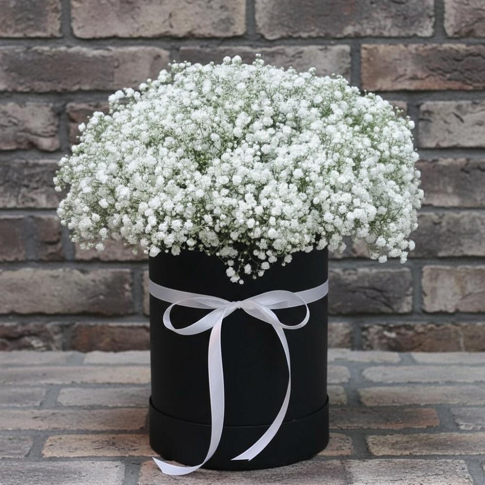 Цветочная композиция из Гипсофила в шляпной коробке в Нижнедевицке