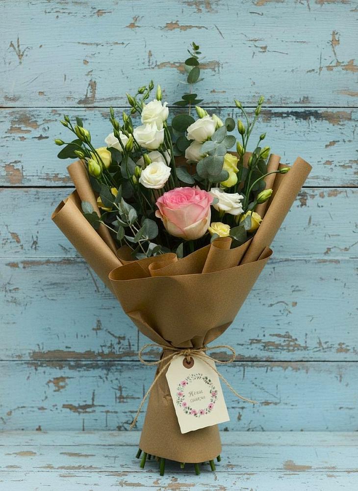 Букет цветов из: Розы и Лизиантусы в Нижнедевицке