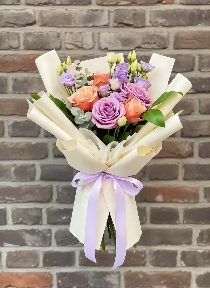 Букет цветов из: Лизиантусы и Розы в Нижнедевицке