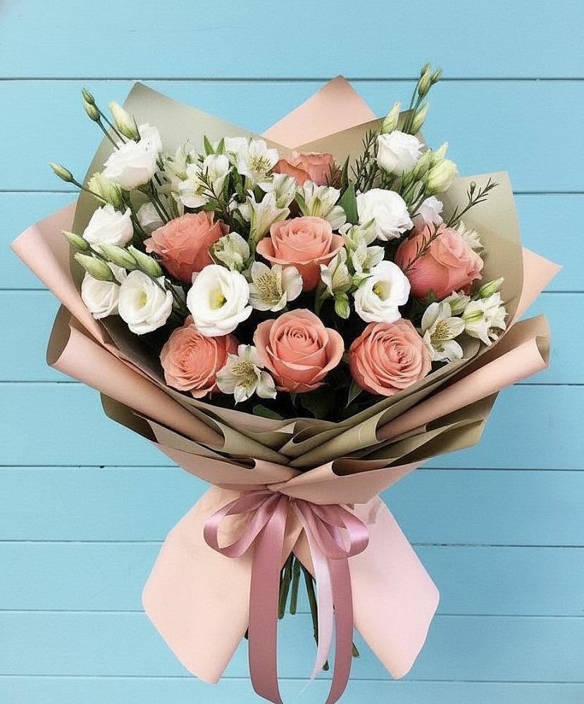 Букет цветов из: Розы, Альстромерии и Лизиантусы в Нижнедевицке