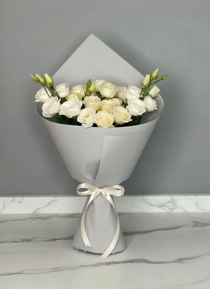 Букет цветов из: Розы и Лизиантусы в Нижнедевицке