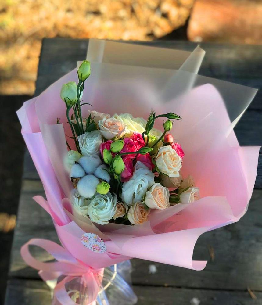 Букет цветов из: Розы и Лизиантусы в Нижнедевицке