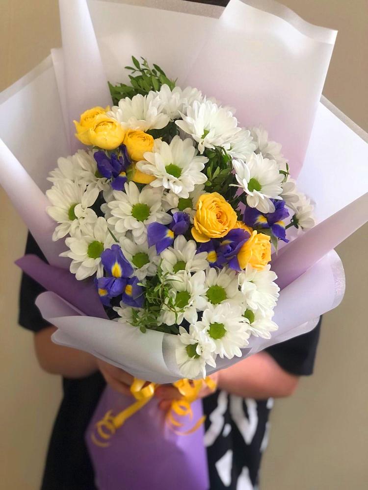 Букет цветов из: Ирисы, Хризантемы и Розы в Нижнедевицке