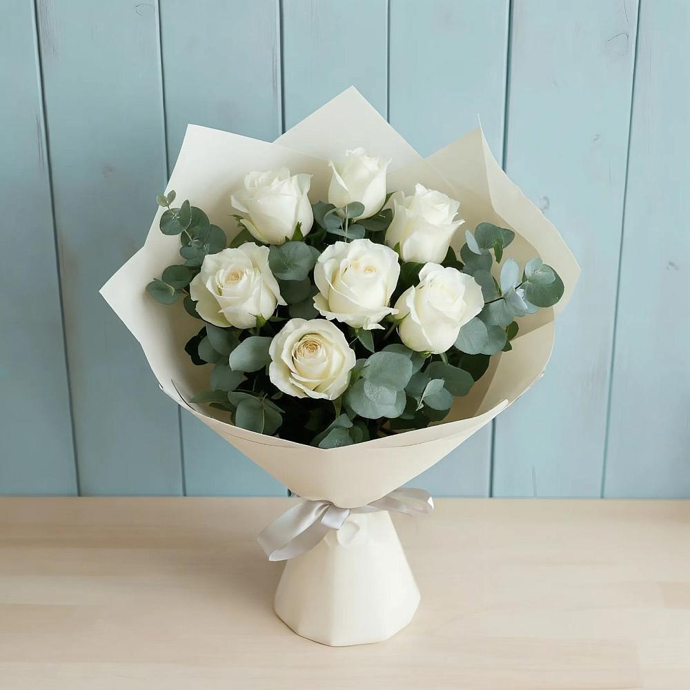 Букет Белые розы в Эвкалипте в Нижнедевицке