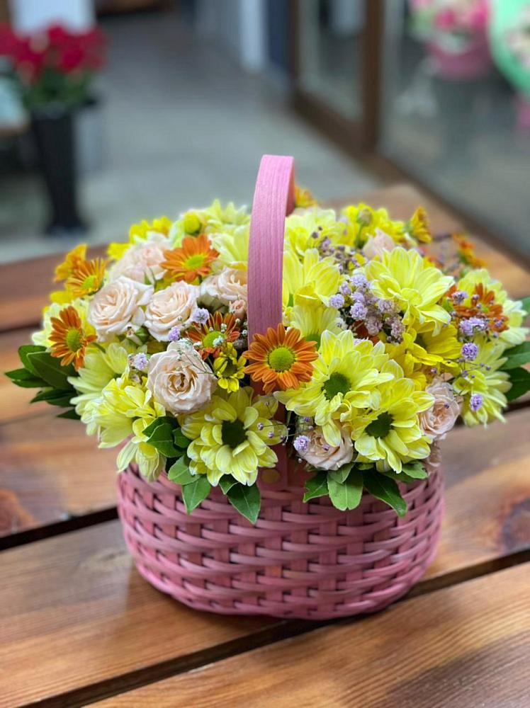 Цветочная композиция из Хризантемы и Розы в корзине в Нижнедевицке