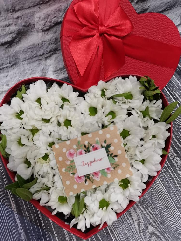 Цветочная композиция из Хризантемы в виде сердца в Нижнедевицке