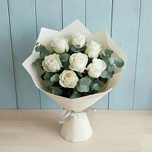 Букет Белые розы в Эвкалипте в Нижнедевицке