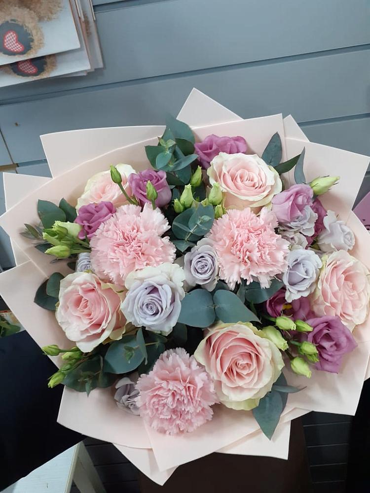 Букет цветов из: Розы, Гвоздики и Лизиантусы в Нижнедевицке