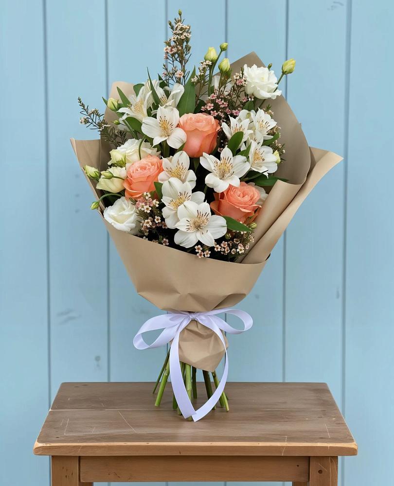Букет цветов из: Альстромерии, Лизиантусы, Розы и Хризантемы в Нижнедевицке