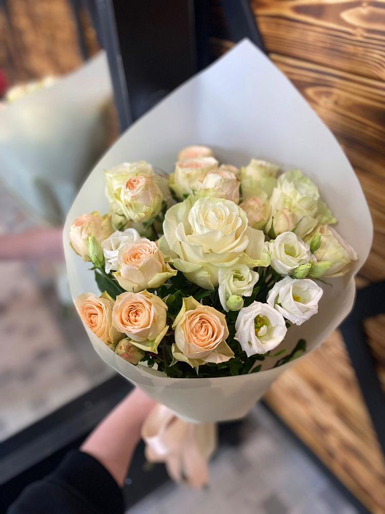 Букет цветов из: Розы и Лизиантусы в Нижнедевицке